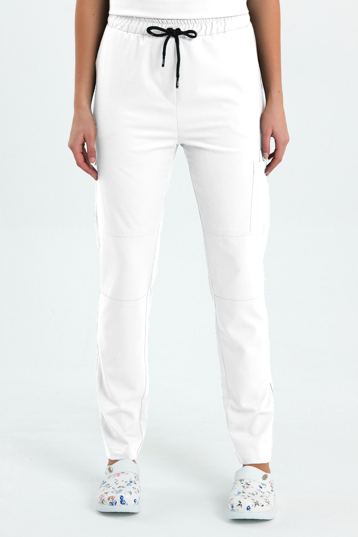 LAME 3004 Luxury Likralı Beyaz Scrubs, Hemşire Forması Diz Ekli Kargo Cepli Pantolon